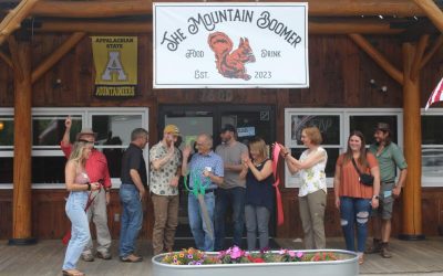 Mountain Boomer celebrates opening with ribbon cutting