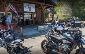 motorcycles at mountain boomer restaurant